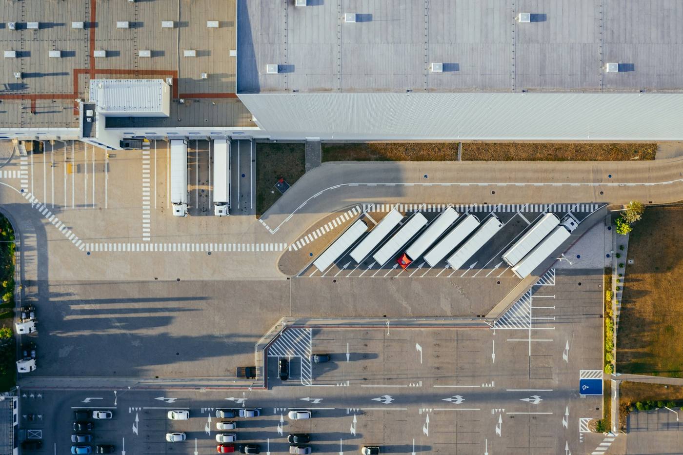 Vista aérea de vehículos en un estacionamiento
